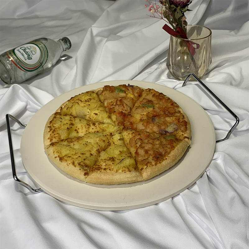 Round baking stone set with serving rack