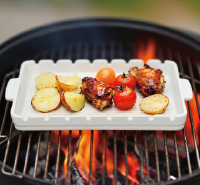 Barbecue plate with handle for skewers